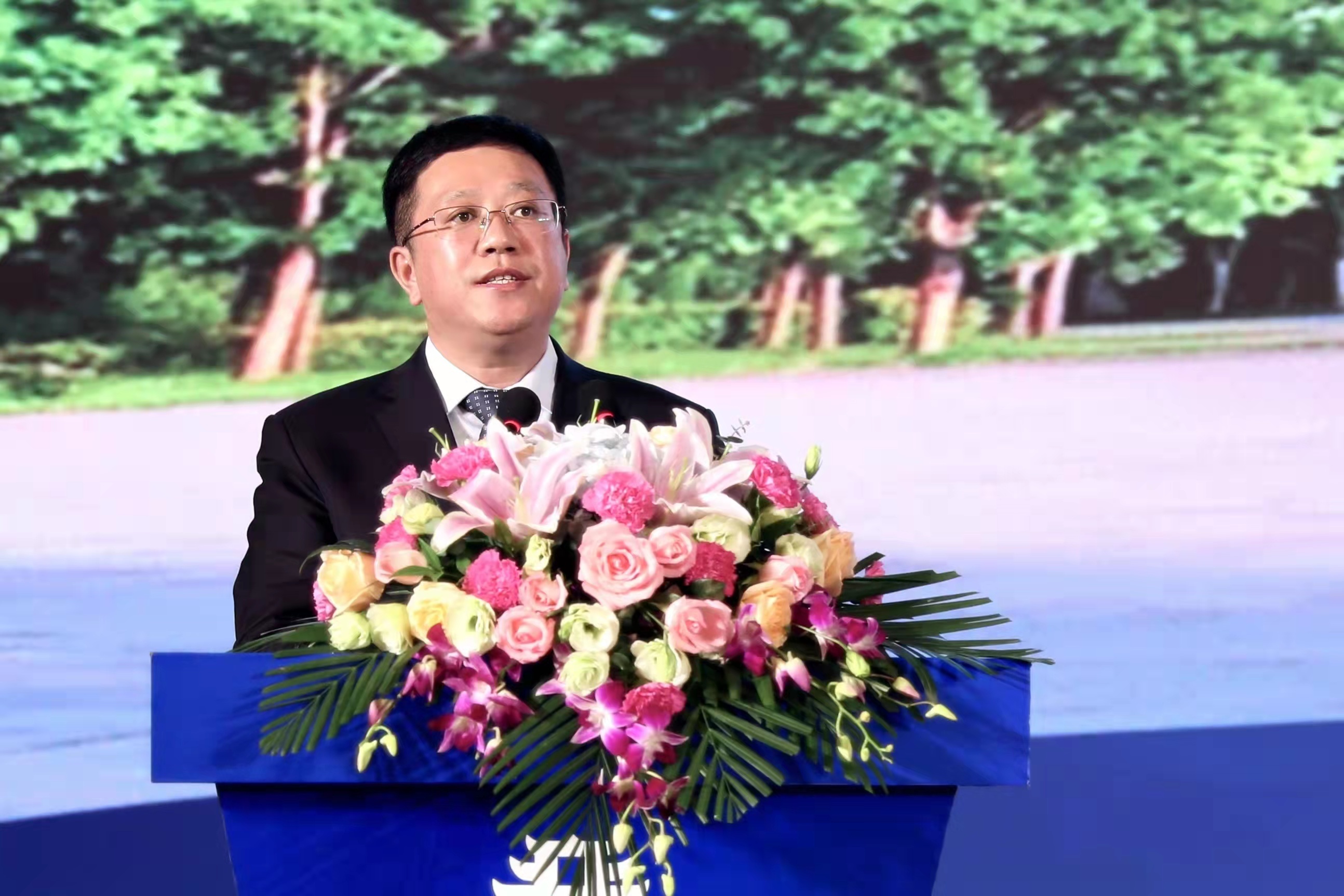 图为山西省投资促进局党组书记、局长杨春权致辞
