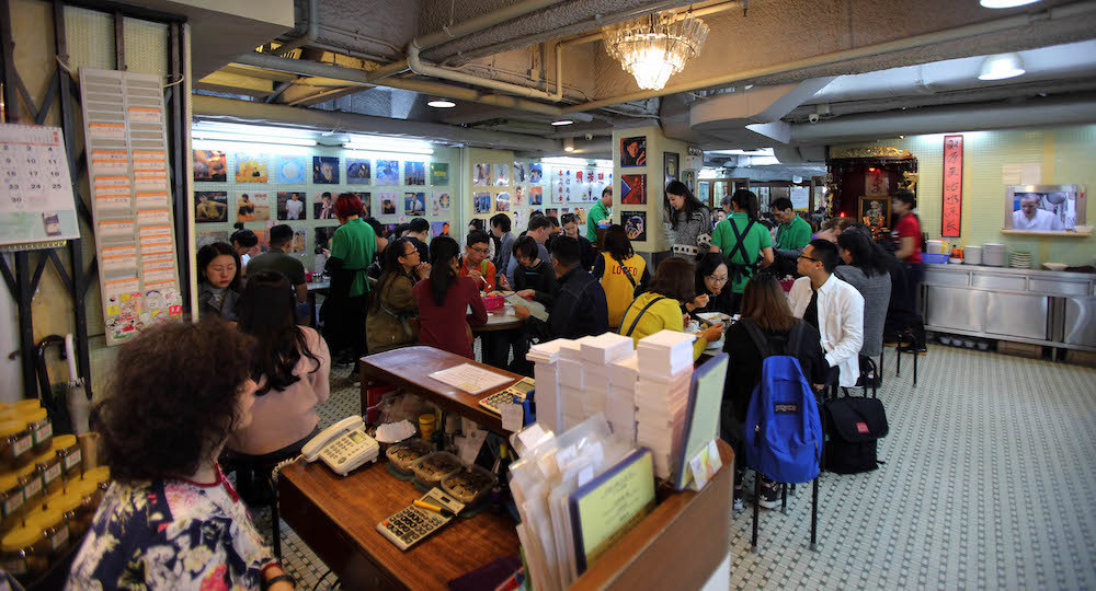 位于香港尖沙咀重庆大厦地库的兰芳园门庭若市。 视觉中国 图