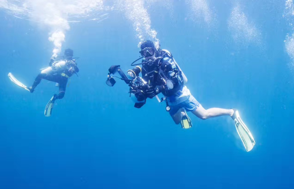 电影《战狼2》中,吴京水下一镜到底,长达6分钟的动作一气呵成,高难度