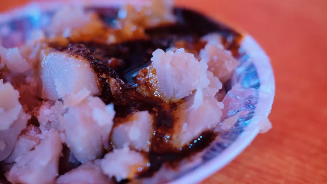 ▲ 淋上调味料和辣子的呱呱 大静 摄