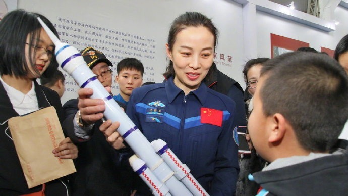 神十三航天员圆满完成出舱任务：王亚平达成为女儿“摘星星”的承诺