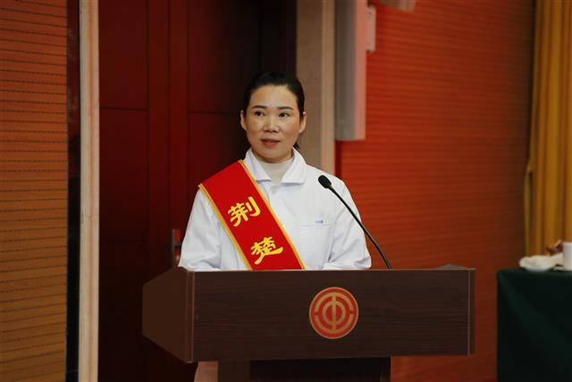 来自武汉市江汉区社会福利院的养老护理技师谭小英,在去年疫情期间,在