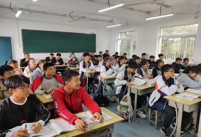 镇初级中学的赵老师各自展示了一节精彩的英语示范课,白湖镇中心学校