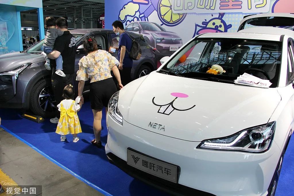 （图：2021年5月22日，南京母婴产品展现场，哪吒汽车吸引年轻观众。）