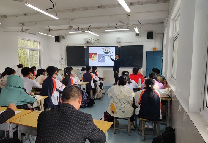 镇初级中学的赵老师各自展示了一节精彩的英语示范课,白湖镇中心学校