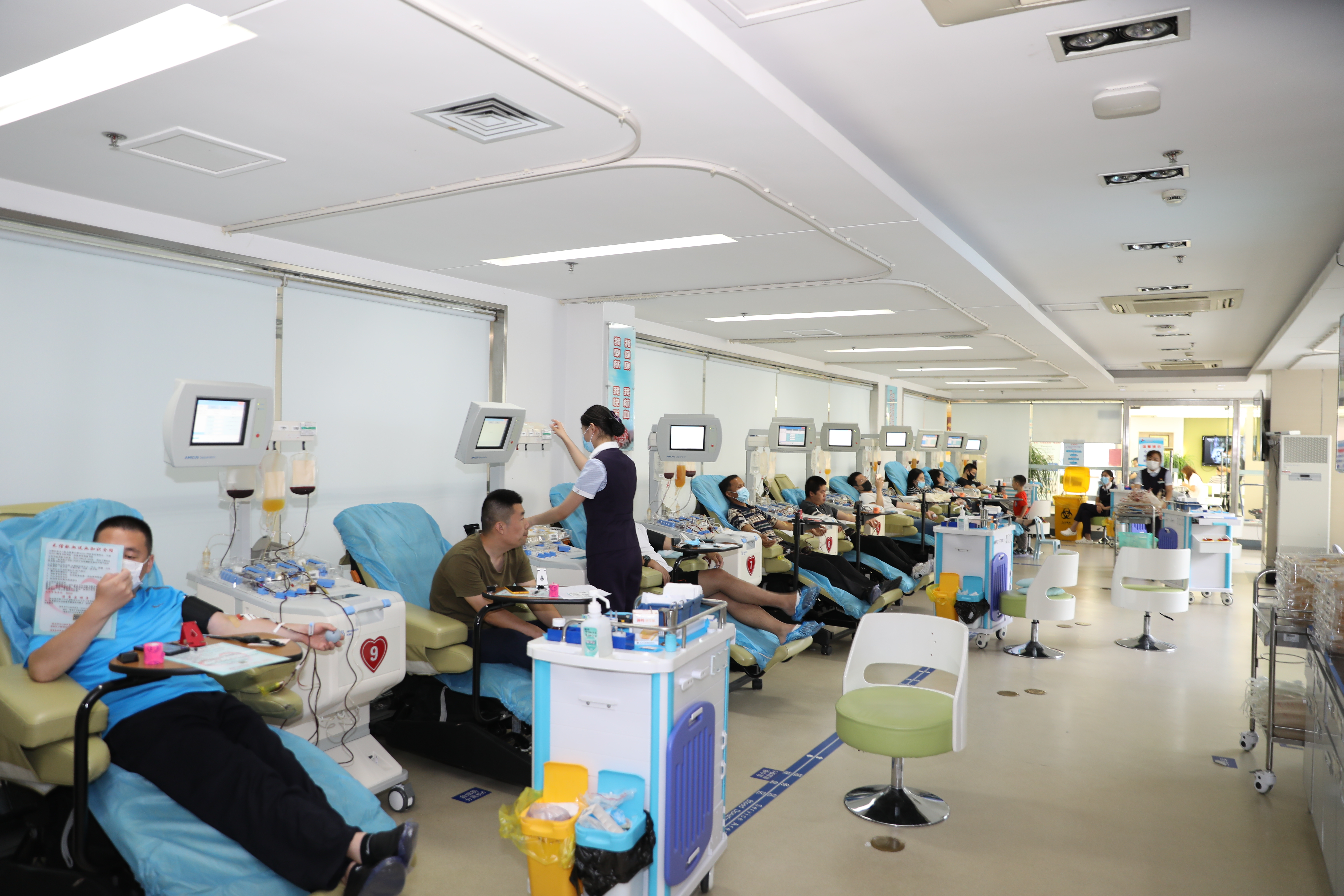 青岛市中心血站聚血融情机采采血组荣获国家表彰