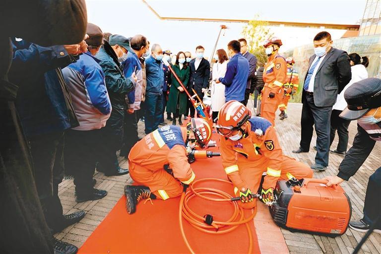 消防人员进行室外消防器材实操讲解 记者于忠虎 吕聪 摄