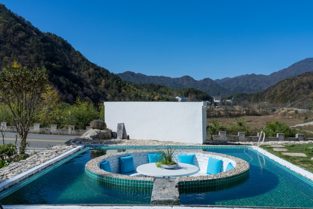 金寨大山深处两民宿爆红网络引来众游客围观羡慕