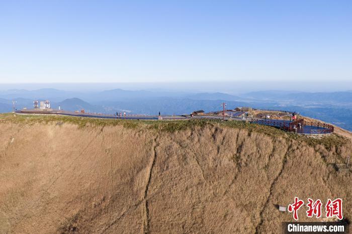 游客在山顶游览。　刘力鑫 摄