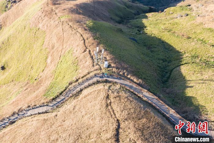 游客行走在登山道上。　刘力鑫 摄