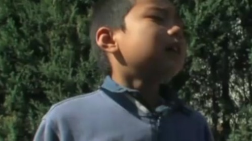 池亦洋在儿时十分暴躁，他经常因为琐事与小朋友和老师发生争执