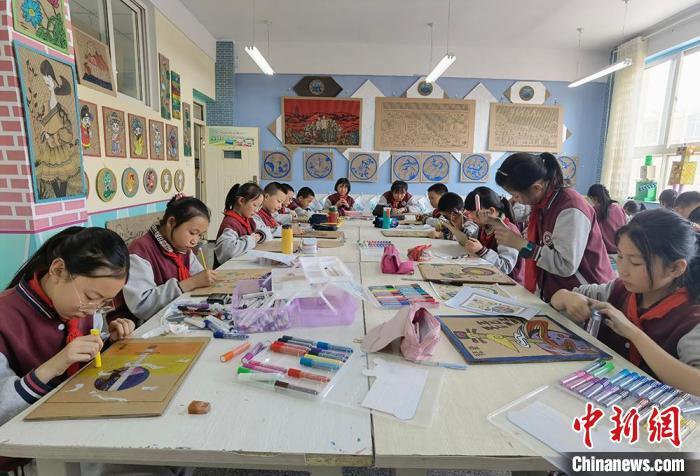 2021年5月下旬,甘肃省白银市白银区第十四小学学生利用废旧纸板创作纸版画。(资料图) 刘玉桃 摄