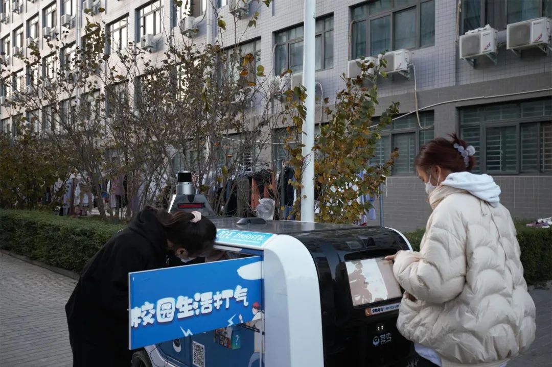 学生排队取快递