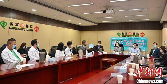 香港特区政府食物及卫生局局长陈肇始最近到访将军澳医院了解前线医护