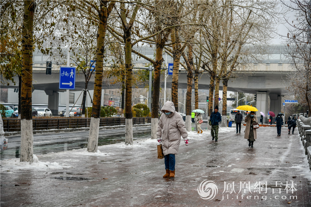长春现冻雨天气环卫部门昼夜清雪力争雪停路通