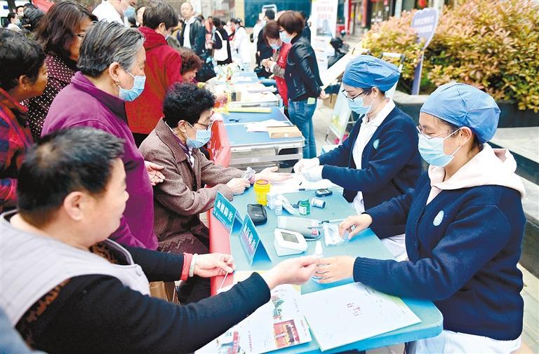 老年朋友们在惠民北坊社区“养老早市”上进行健康检查、心理咨询。(资料图片) 记者 冯炜 摄