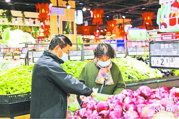 百乐超市(元宝店)极大方便了周边小区居民的生活.记者 秦启涵 摄