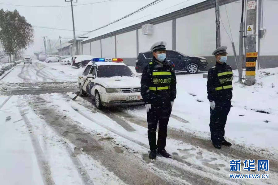 雄安新区雄县交警雪中坚守岗位。雄县县委宣传部供图
