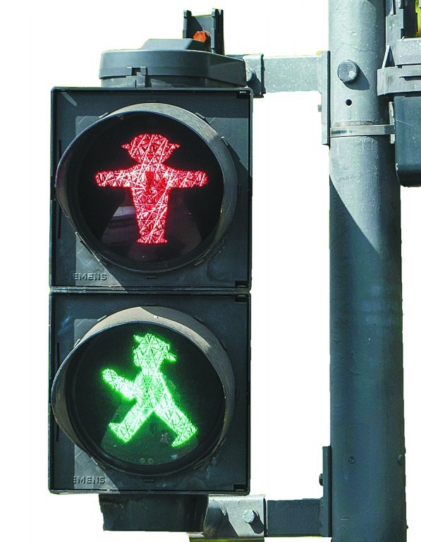 1980年代,图林根州首府埃尔福特曾尝试改变交通信号灯千篇一律的图案,并对全市部分信号灯进行了改造,呈现出了背书包和持手杖的徒步旅行者、抱着糖果口袋的入学新生、提着手袋的女孩、打雨伞的人等新形象。即使在两德统一后引入西德信号灯图案以及欧盟希望建立统一的信号灯标准时,这些与众不同的信号灯也幸运地被保留了下来。今天,埃尔福特的城市导览活动中还专门设有一条“红绿灯小人”主题路线。