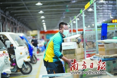 “双十一”期间，广东某快递站点，快递员正在分拣包裹。南方日报记者 龚名扬 于羽佳 摄