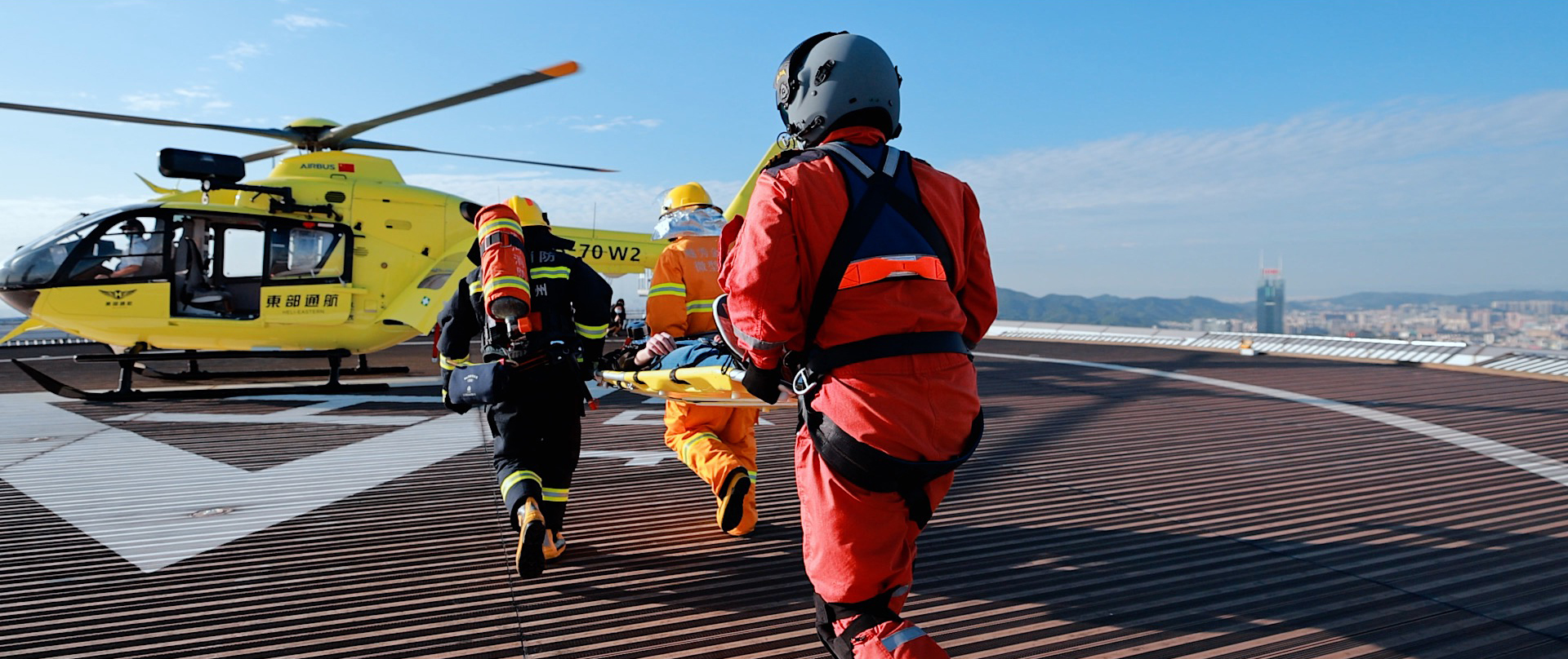 救援人员把伤员运送到飞机上.通讯员供图