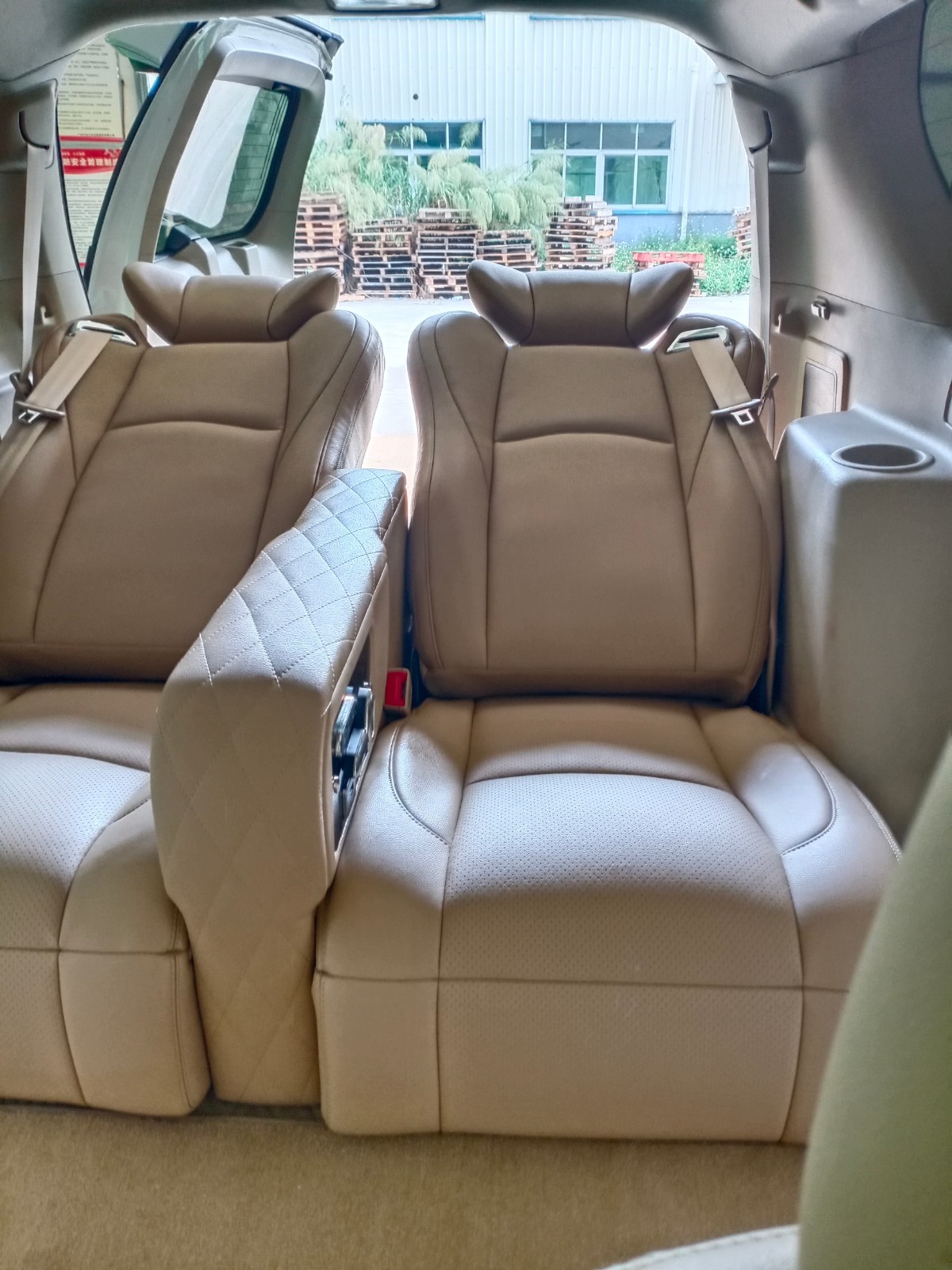 凤凰网汽车 运城 降价 正文航空座椅,三连座沙发,柚木地板,全隔断,带