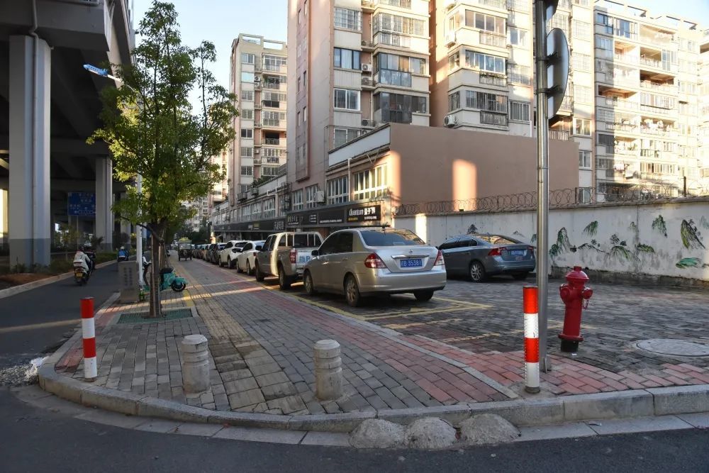 原斜坡被墩柱阻挡。