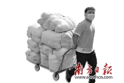 “双十一”期间，广州沙河服装市场的商家忙备货、发单。南方日报记者 金镝 摄