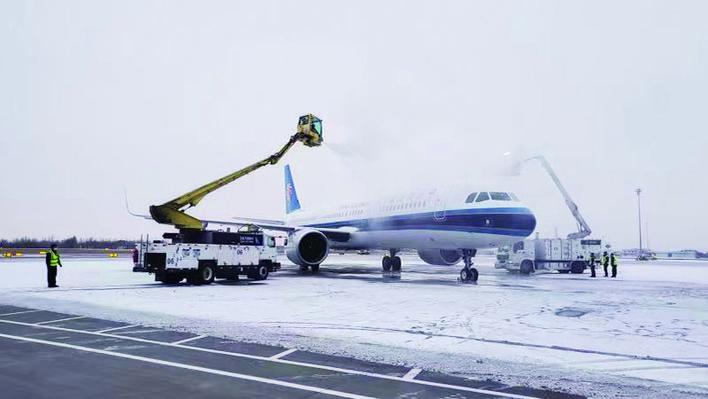 南航吉林分公司机务部门认真落实飞机除雪防冰工作，全力保障风雪中的生命接力。 （南航吉林分公司供图）