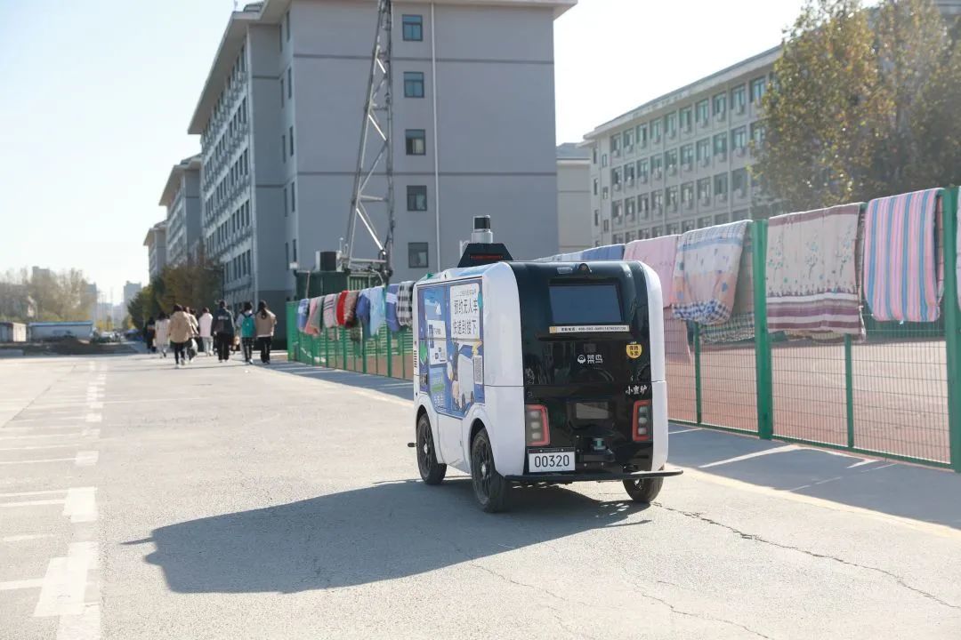 工作中的无人派送车