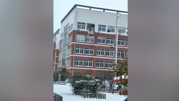 沈阳一中学报告厅棚顶坍塌：因积雪过厚，无人员受伤