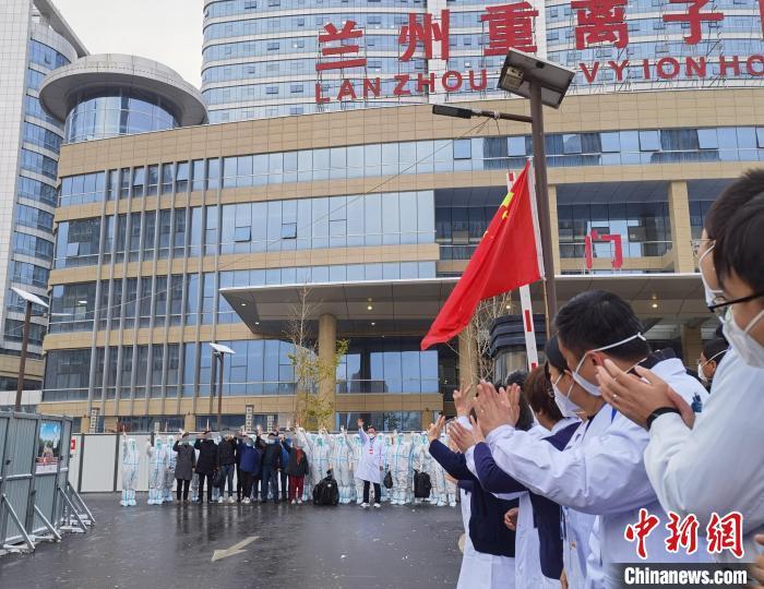 11月6日傍晚，甘肃兰州有9名新冠肺炎确诊患者经专家组治疗及会诊确认，符合出院标准，解除隔离出院。　张婧 摄