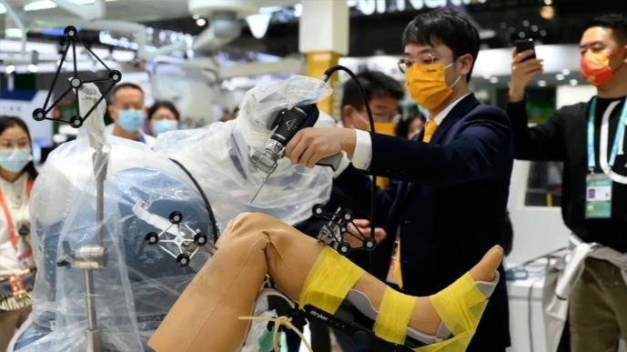 “云游”进博｜毫米之间！智慧关节机器人现场演示关节置换