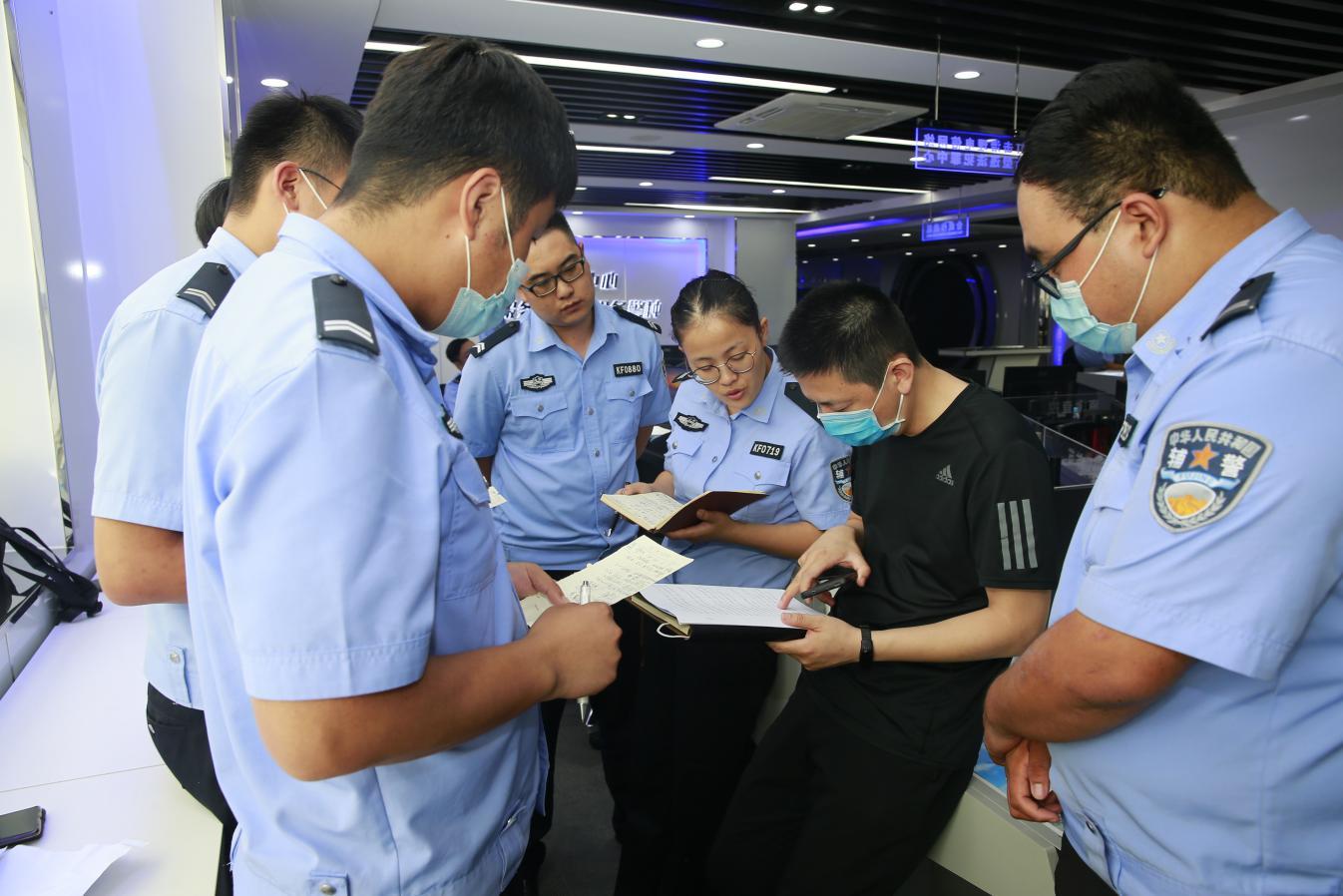 2003年,他考出了高于一本线80分的高分,选择了自己的梦想——中国刑警