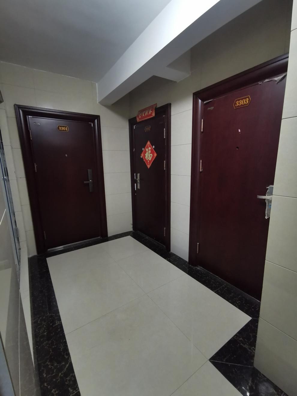 两梯五户住宅楼栋中,两个中户门距离较近,位于左侧的中户门开门后,门