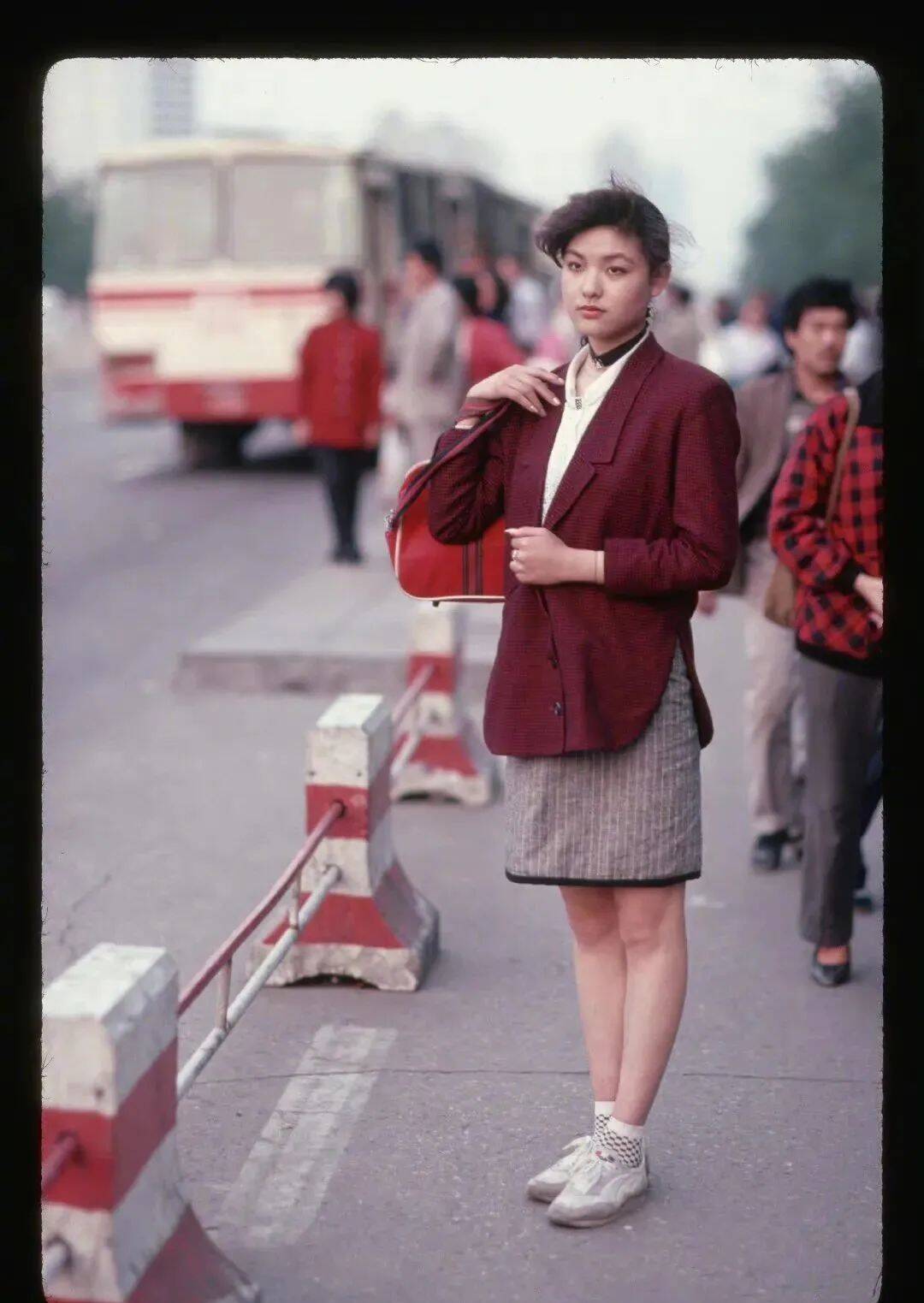 turnley拍摄的中国90年代街头群像那时候流行的大垫肩西装外套,衣服