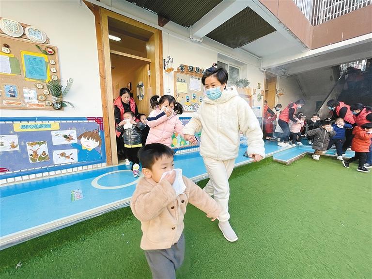 图为孩子们正在有序“逃生”。 记者 王旭东 摄