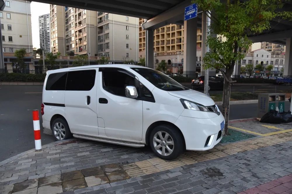 小车直接从路缘石上来。