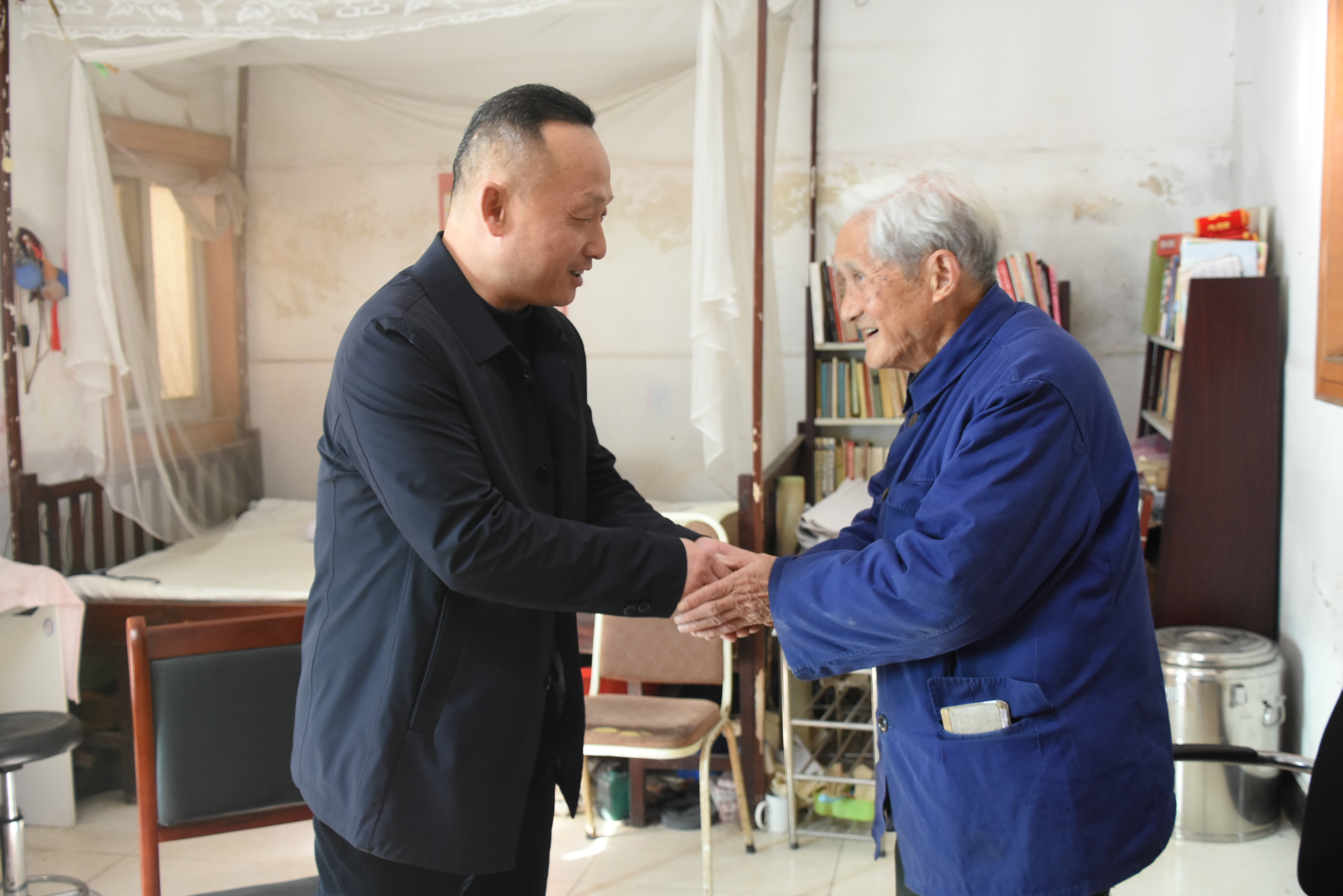 安徽定远县委书记邹军走访慰问道德模范