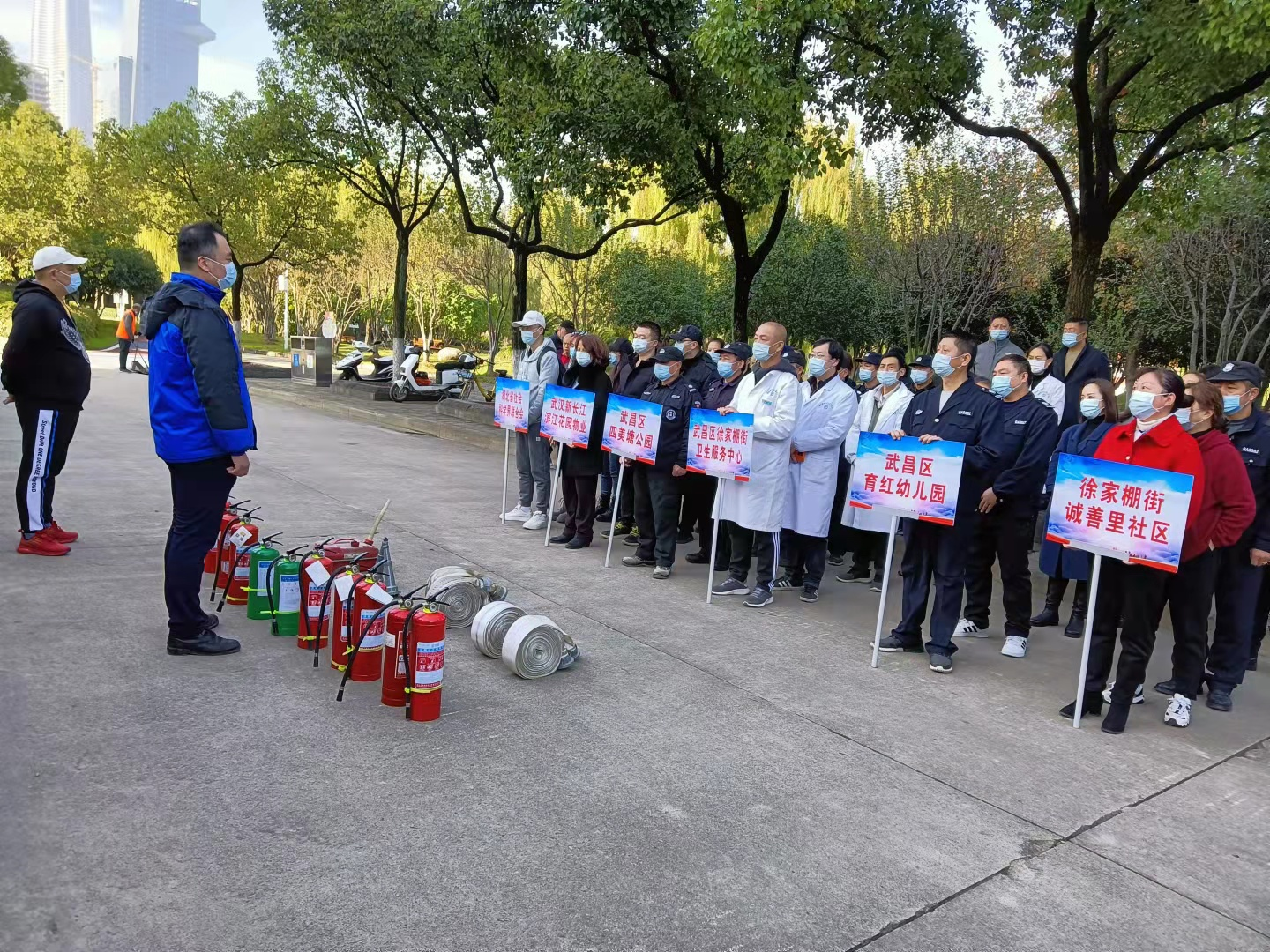 灭火盆接水带消防实战演练提升应急救援能力
