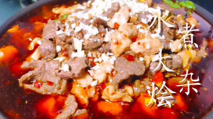 老刘做水煮大杂烩，满满一锅边烧边吃，和朋友吃肉喝酒，过瘾！