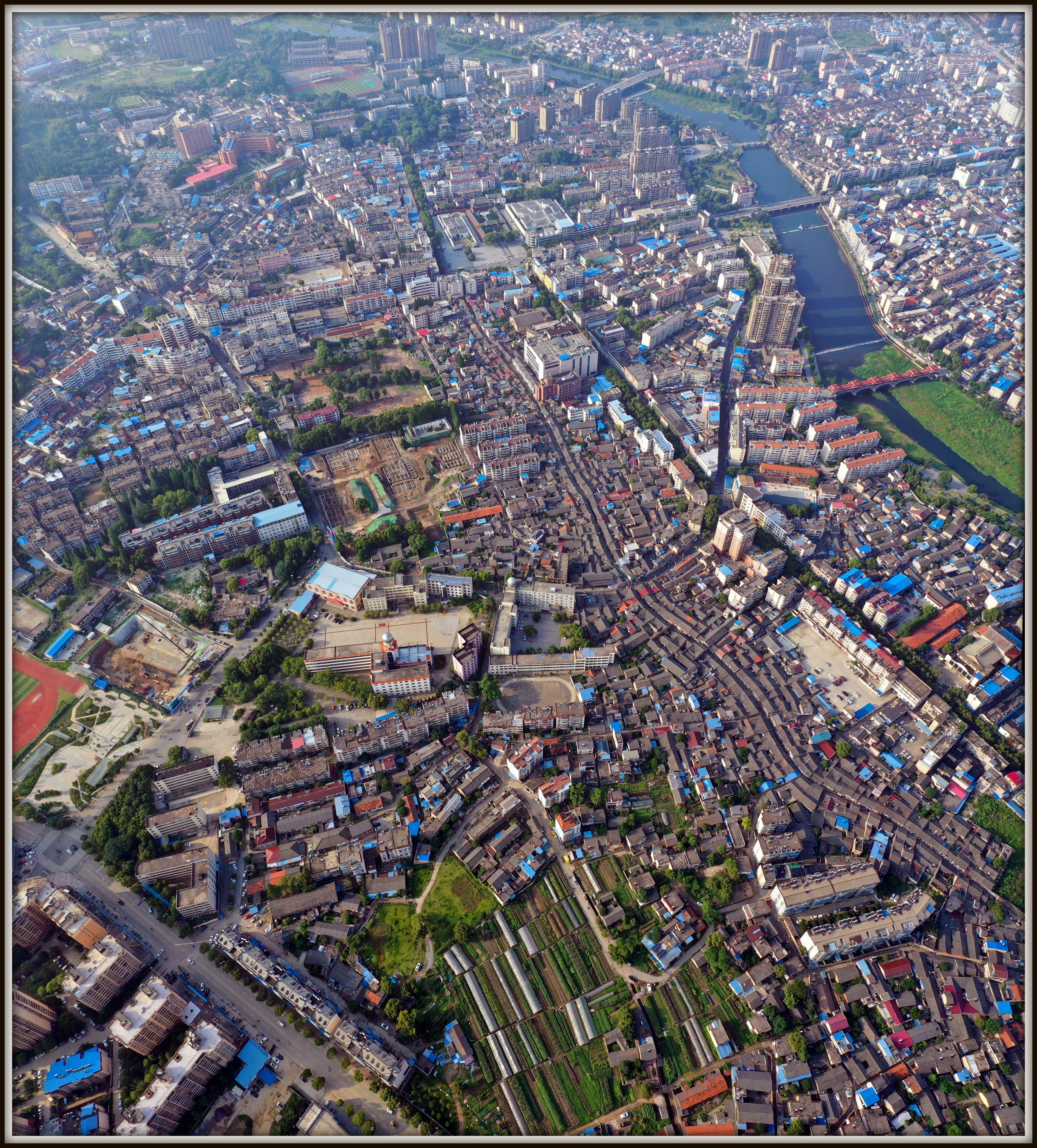 "桐城派故里""黄梅戏之乡"的桐城市,自唐至德二年(公元757年)设桐城县