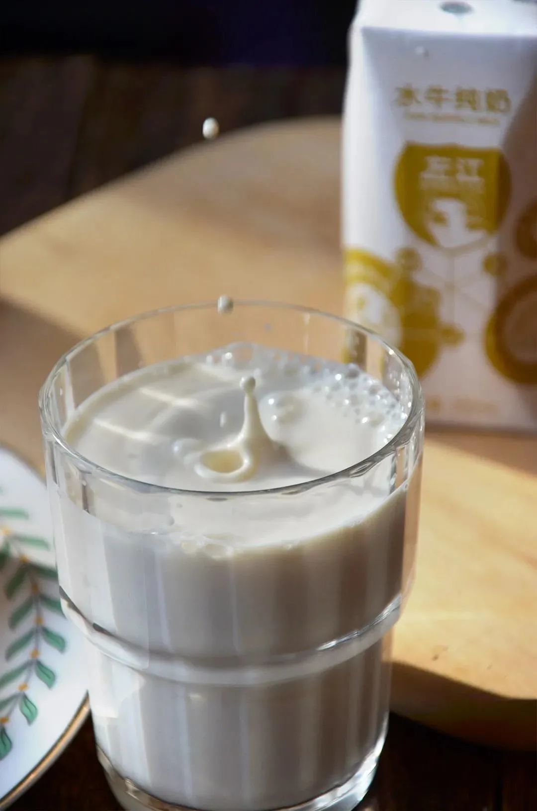 不易挂杯奶质较稀而一般的牛奶颜色偏黄轻轻摇晃后很容易挂杯水牛奶呈