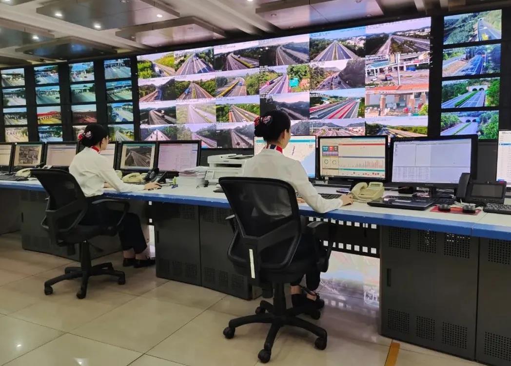 监控员时刻对高速路段发生的情况进行实时监控.通讯员供图