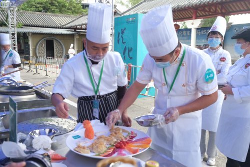 选手们认真摆盘。信息时报记者 王智汛 摄