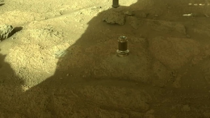 “毅力”号在火星上通过人工钻探获取古老的岩石