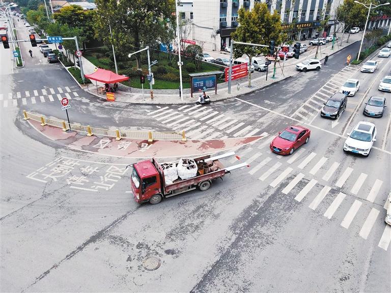 为配合新规，西安交警在路面上施划了大型车停车让行区。