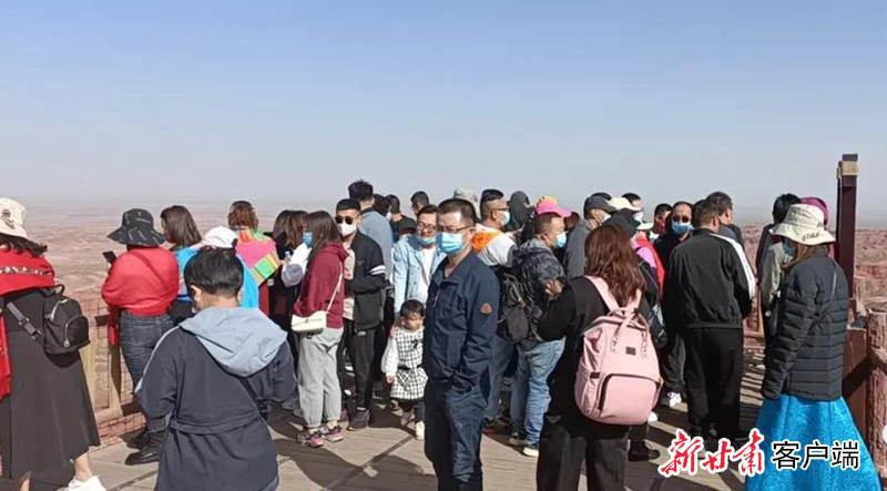 今年十一长假期间，平山湖大峡谷景区人声鼎沸。