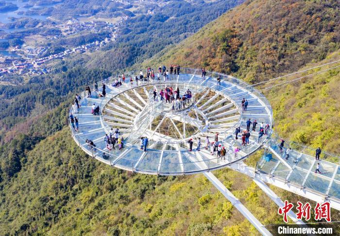 “天镜”建于仙岛湖北岸最高峰海拔520米的千里山之巅 郑家裕 摄