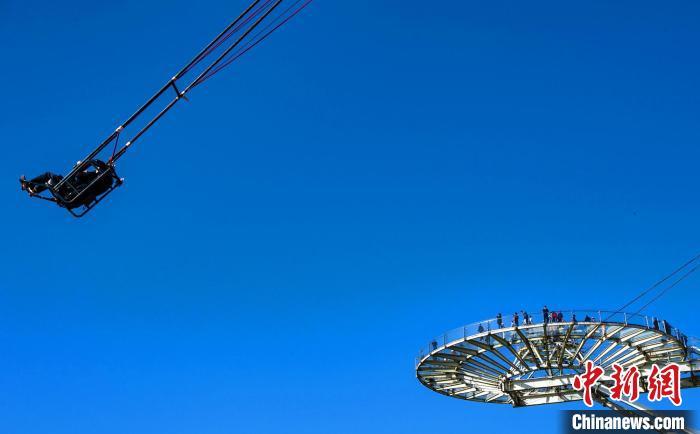 游客体验“凌空之旅” 郑家裕 摄